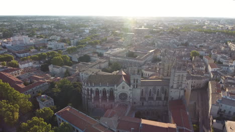 Blick-Von-Einer-Drohne,-Die-Bei-Sonnenaufgang-Um-Die-Kathedrale-Von-Montpellier-Fliegt.-Frankreich